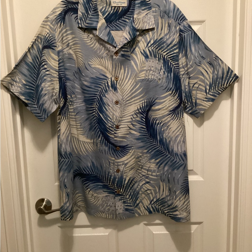 Caribbean 100% Silk Blue and Cream Palm-Print Short-Sleeve Shirt. B09